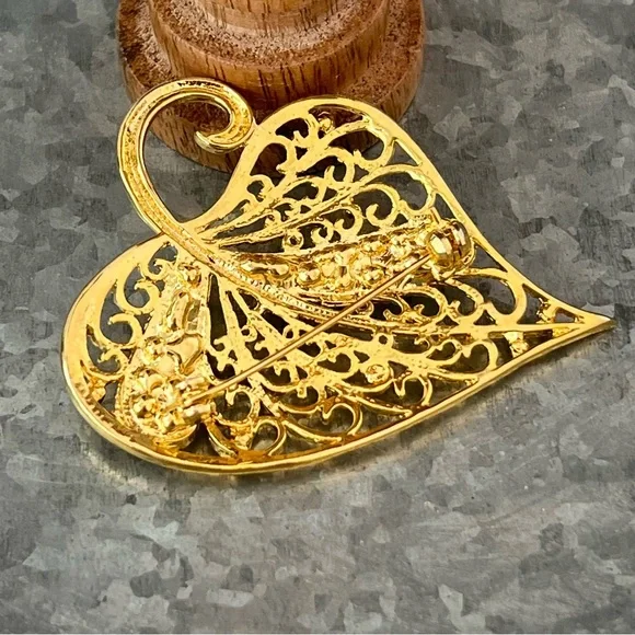 Vintage Gold Rhinestone Filagree Pin Brooch - Picture 12 of 14